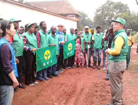 Ambassador Park Jong-Dae talking to volunteers after they worked on one of Kampala's roads