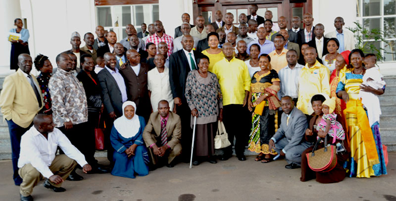 A delegation from Kanungu in a photo with President Museveni