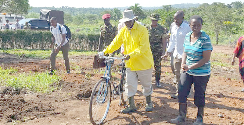 museveni-collecting-water