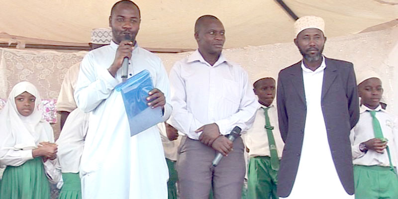 The headmaster Zakariya, the guest of the day Kakungu Steven and Director Mugerwa with the pupils