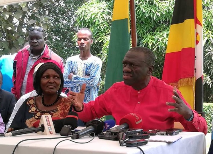 Besigye addressing the media at his home in Kasangati