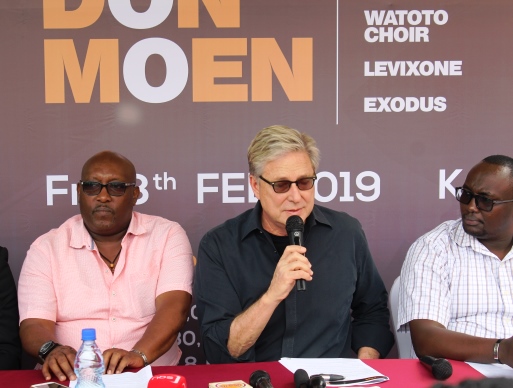Don Moen in the Middle addressing the press