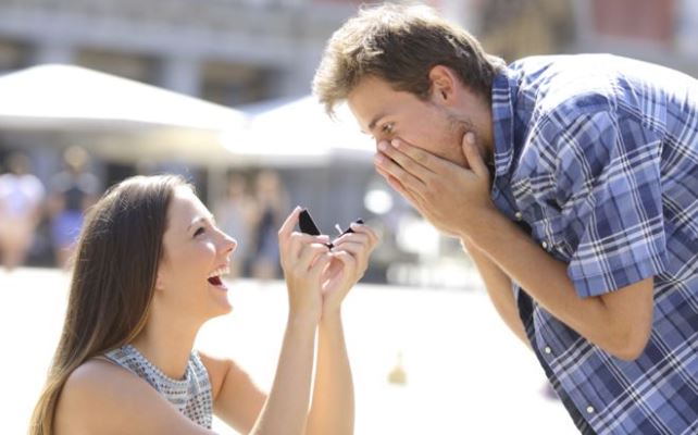 woman proposing to a man
