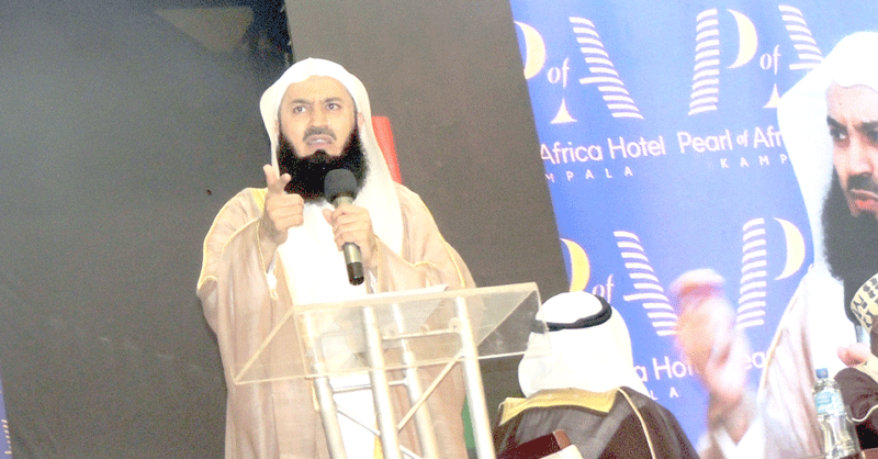 Mufti Menk preacdhing during his recent tour to Uganda