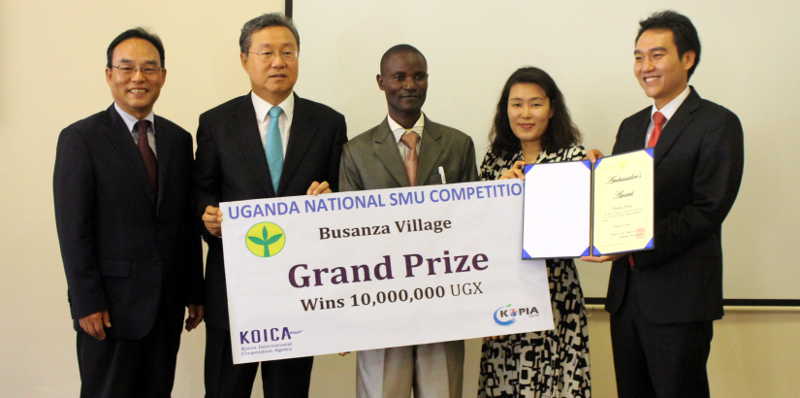 Ambassador Park Jong-Dae, (2nd left) handed a Ushs10m cheque to the village representative of Busanza village (in middle) from Kyenjojo district. The Director of Kopia Uganda Dr. Jee Hyeong-Jin, Left and his counterpart for KOICA Young Suk Jun (2nd right) witnessed the inaugural awards