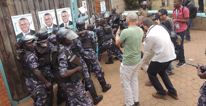 Police block Kizza Besigye at Najjanankumbi